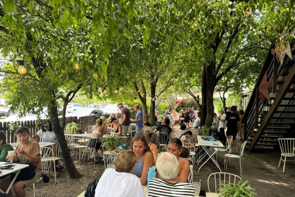 Paddock Bakeryのテラス席で食事を楽しむ人々