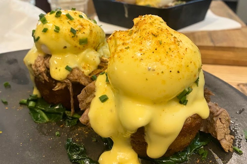 Daark espressoの肉の上に乗ったポーチドエッグ