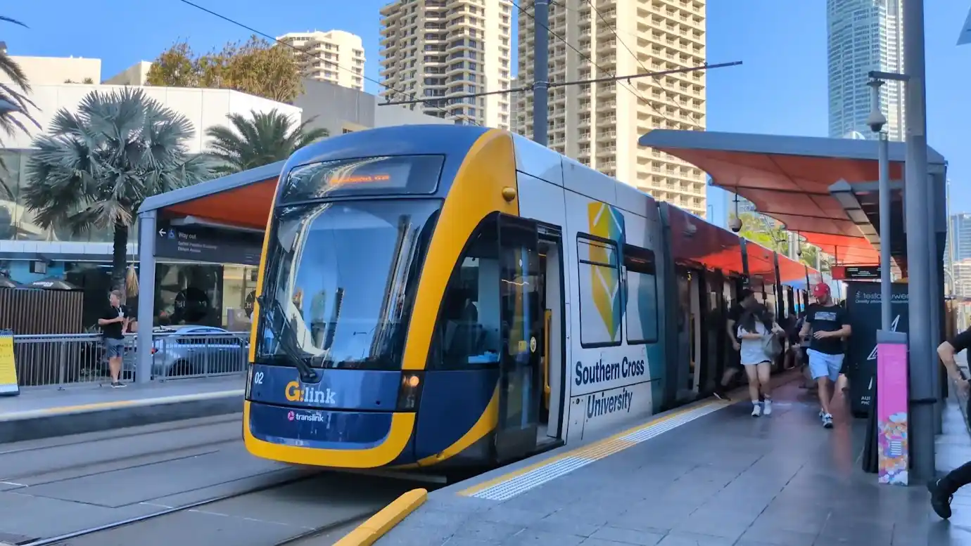 ゴールドコーストのトラム駅とトラム