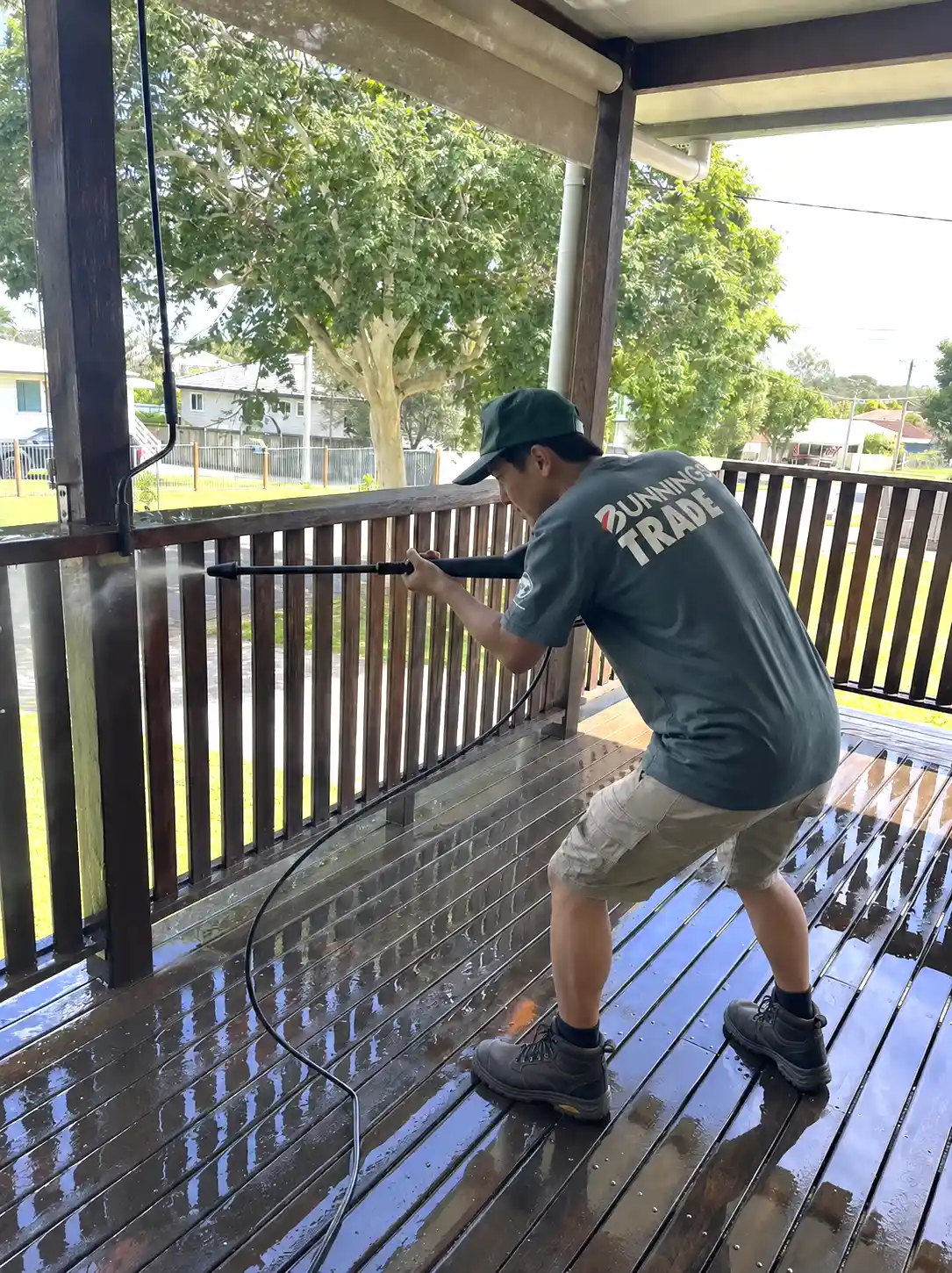 高圧洗浄で柵の洗浄をするハンディマン