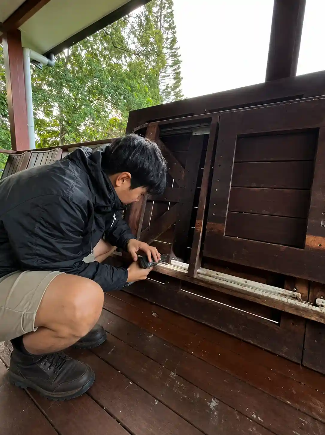 大型家具の解体をするハンディマン