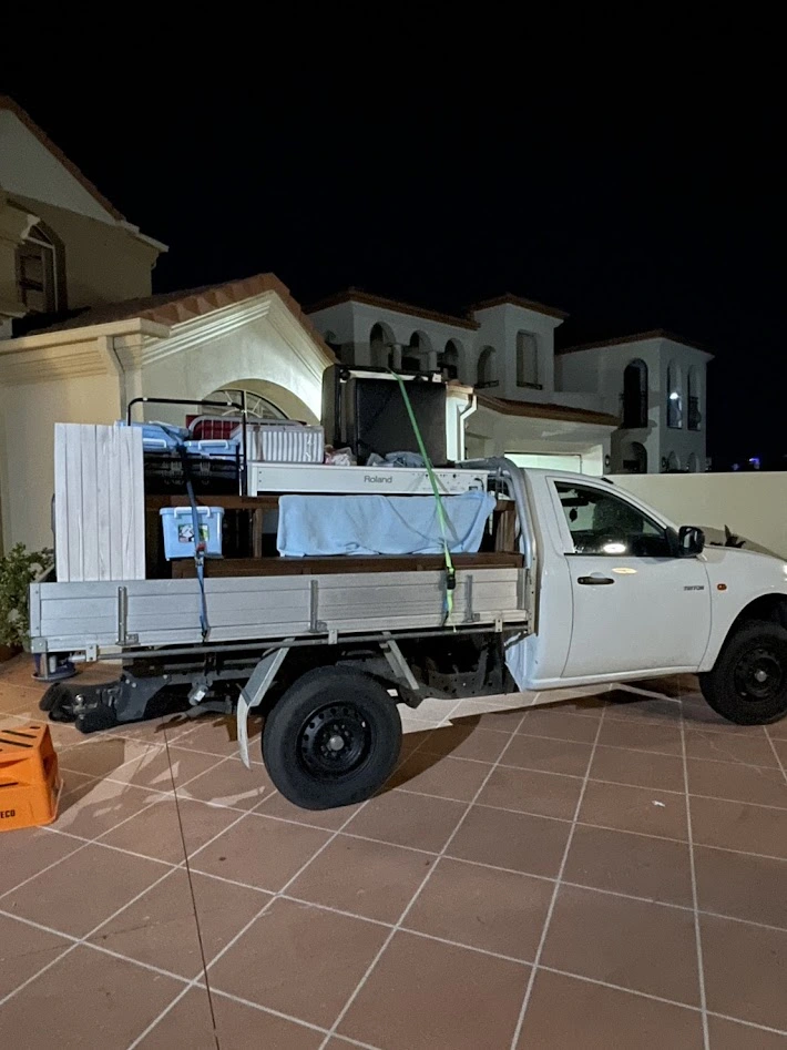 大型家具や家電を車で運ぶ様子